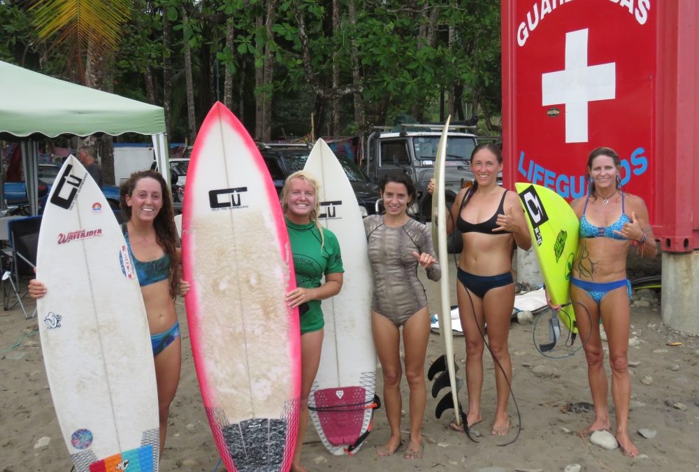 women-surfers-dominical