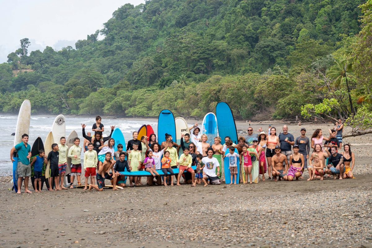 costarica-surfing-day-group